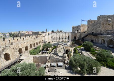 Una vista del terreno interno della Cittadella con gli scavi archeologici. Museo della Torre di David, città vecchia di Gerusalemme, Israele. Foto Stock