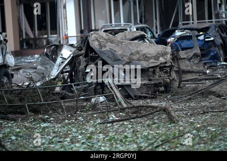 ZAPORIZHZHIA, UCRAINA - 10 AGOSTO 2023 - le auto vengono danneggiate dopo un attacco missilistico russo a Zaporizhzhia, Ucraina sud-orientale. Come riportato, a. Foto Stock