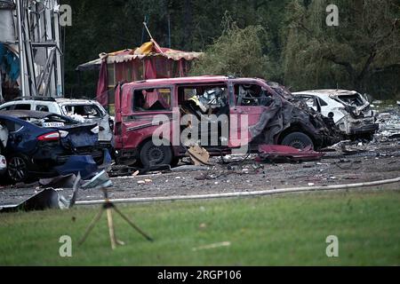 ZAPORIZHZHIA, UCRAINA - 10 AGOSTO 2023 - le auto vengono danneggiate dopo un attacco missilistico russo a Zaporizhzhia, Ucraina sud-orientale. Come riportato, a. Foto Stock