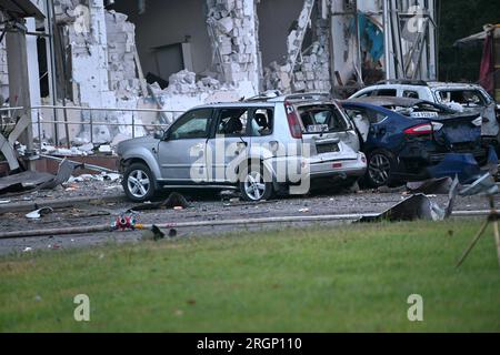 ZAPORIZHZHIA, UCRAINA - 10 AGOSTO 2023 - le auto vengono danneggiate dopo un attacco missilistico russo a Zaporizhzhia, Ucraina sud-orientale. Come riportato, a. Foto Stock