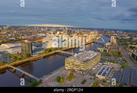 Glasgow Arc e Bells Bridge sul fiume Clyde a Finnieston al tramonto Foto Stock