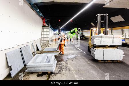 HEINENOORD - i dipendenti del Rijkswaterstaat stanno svolgendo lavori nel tunnel Heinenoord. A causa di un rinnovo, il tunnel dell'autostrada A29 sarà completamente chiuso. ANP JEFFREY GROENEWEG netherlands Out - belgium Out Foto Stock