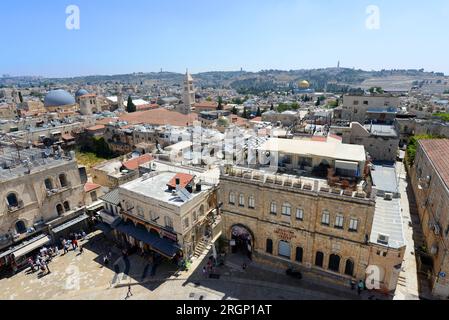 Una vista della città vecchia di Gerusalemme vista dalla cima della Cittadella dalla porta di Giaffa. Gerusalemme, Israele. Foto Stock