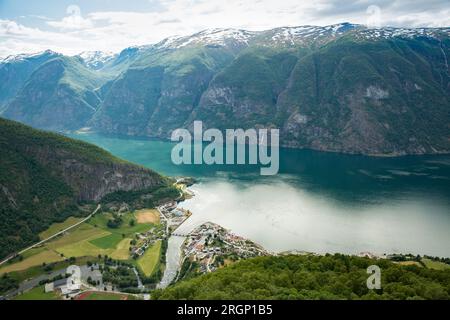 Vista dal punto panoramico di Stegastein sulla pittoresca cittadina di Flam nella valle di Flomsdalen e Aurlandsfjord, Norvegia. Foto Stock