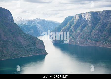 Il fiordo di Aurlandsfjord offre un paesaggio mozzafiato, Norvegia e Scandinavia. Itinerario turistico nazionale Aurlandsfjellet Foto Stock