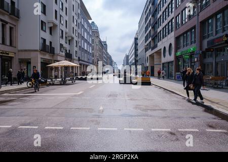 Berlino, Germania - 19 aprile 2023: Vista panoramica della famosa strada pedonale Friedrichstrasse, nel centro di Berlino in Germania Foto Stock