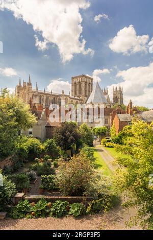 York Minster. York vista dalle mura romane. Foto Stock