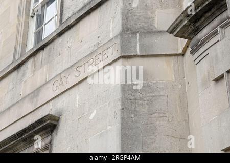 Cartello scolpito per Gay Street sul lato di una casa georgiana nel centro di Bath, Somerset. Foto Stock