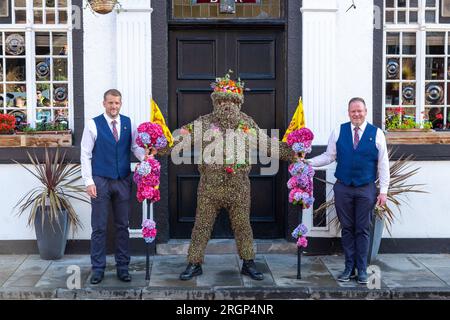 South Queensferry, Scozia. 11 agosto 2023. Il Burryman o Burry Man è un'antica tradizione un uomo coperto di burrs viene sfilato attraverso la città di South Queensferry, vicino a Edimburgo per oltre nove ore. La tradizione vuole che porti fortuna in città se gli danno whisky e denaro, e che la sfortuna si produrrà se l'usanza viene interrotta. © Richard Newton / Alamy Live News Foto Stock