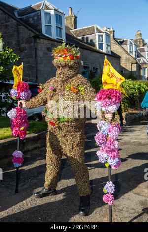 South Queensferry, Scozia. 11 agosto 2023. Il Burryman o Burry Man è un'antica tradizione un uomo coperto di burrs viene sfilato attraverso la città di South Queensferry, vicino a Edimburgo per oltre nove ore. La tradizione vuole che porti fortuna in città se gli danno whisky e denaro, e che la sfortuna si produrrà se l'usanza viene interrotta. © Richard Newton / Alamy Live News Foto Stock