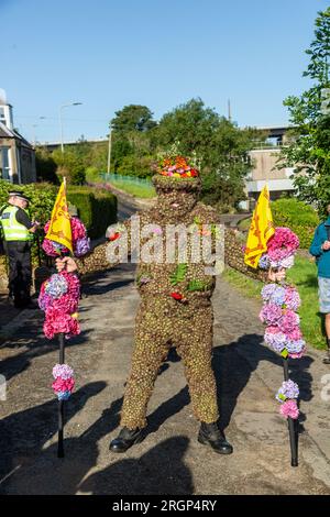 South Queensferry, Scozia. 11 agosto 2023. Il Burryman o Burry Man è un'antica tradizione un uomo coperto di burrs viene sfilato attraverso la città di South Queensferry, vicino a Edimburgo per oltre nove ore. La tradizione vuole che porti fortuna in città se gli danno whisky e denaro, e che la sfortuna si produrrà se l'usanza viene interrotta. © Richard Newton / Alamy Live News Foto Stock