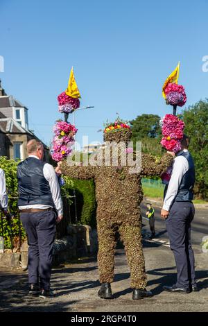 South Queensferry, Scozia. 11 agosto 2023. Il Burryman o Burry Man è un'antica tradizione un uomo coperto di burrs viene sfilato attraverso la città di South Queensferry, vicino a Edimburgo per oltre nove ore. La tradizione vuole che porti fortuna in città se gli danno whisky e denaro, e che la sfortuna si produrrà se l'usanza viene interrotta. © Richard Newton / Alamy Live News Foto Stock