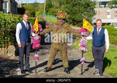 South Queensferry, Scozia. 11 agosto 2023. Il Burryman o Burry Man è un'antica tradizione un uomo coperto di burrs viene sfilato attraverso la città di South Queensferry, vicino a Edimburgo per oltre nove ore. La tradizione vuole che porti fortuna in città se gli danno whisky e denaro, e che la sfortuna si produrrà se l'usanza viene interrotta. © Richard Newton / Alamy Live News Foto Stock