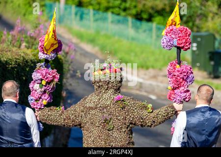 South Queensferry, Scozia. 11 agosto 2023. Il Burryman o Burry Man è un'antica tradizione un uomo coperto di burrs viene sfilato attraverso la città di South Queensferry, vicino a Edimburgo per oltre nove ore. La tradizione vuole che porti fortuna in città se gli danno whisky e denaro, e che la sfortuna si produrrà se l'usanza viene interrotta. © Richard Newton / Alamy Live News Foto Stock