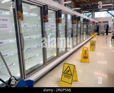 Taplow, Buckinghamshire, Regno Unito. 11 agosto 2023. A seguito di una grave interruzione di corrente a Taplow, nel Buckinghamshire, il negozio Tesco al Bishop Centre Retail Park sulla A4 nel Buckinghamshire ha buttato via tutti i loro prodotti congelati e refrigerati questa mattina. Anche Sainsbury's a Taplow sono interessati e hanno chiuso completamente il loro supermercato fino a nuovo avviso. Credito: Maureen McLean/Alamy Live News Foto Stock