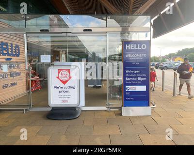 Taplow, Buckinghamshire, Regno Unito. 11 agosto 2023. A seguito di una grave interruzione di corrente a Taplow, nel Buckinghamshire, il negozio Tesco al Bishop Centre Retail Park sulla A4 nel Buckinghamshire ha buttato via tutti i loro prodotti congelati e refrigerati questa mattina. Anche Sainsbury's a Taplow sono interessati e hanno chiuso completamente il loro supermercato fino a nuovo avviso. Credito: Maureen McLean/Alamy Live News Foto Stock