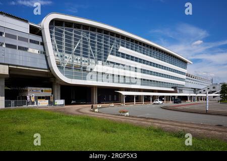 Kyushu Shinkansen Shin-Tosu Station (progettata da Yasui Architects & Engineers, 2011); Tosu, Prefettura di Saga, Giappone Foto Stock