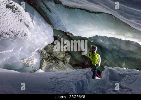 Esplorate e arrampicate nella grotta di ghiaccio e neve Foto Stock