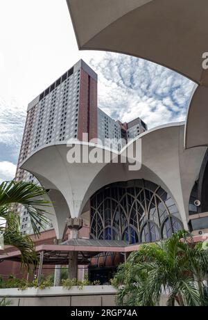 Bangkok, Thailandia - 28 luglio 2023 - Vista del design architettonico della classica Moschea centrale e del Centro Islamico con il nuovo condominio e il backgrou del cielo Foto Stock