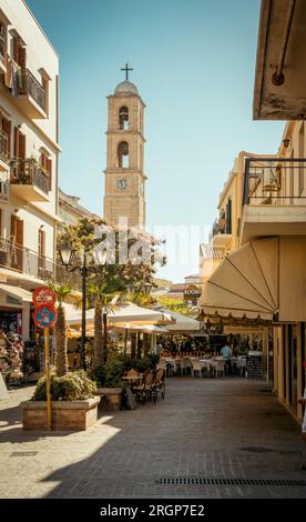 Stretta strada che conduce alla cattedrale greco-ortodossa di Chania, Creta. Zona pedonale con caffè nella città vecchia di Chania in un pomeriggio di sole. Foto Stock
