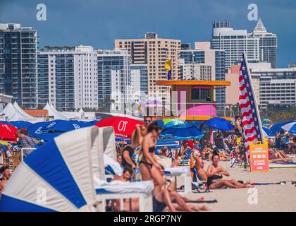 MIAMI BEACH, Florida, USA - 22 FEBBRAIO 2023: Spiaggia affollata a Miami Beach, Florida, USA Foto Stock
