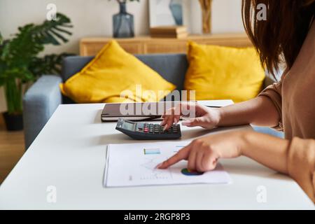 Calcolatore per le mani dei dirigenti Foto Stock