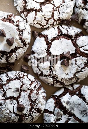 un primo piano di biscotti con crocchette di cioccolato con gocce di cioccolato Foto Stock