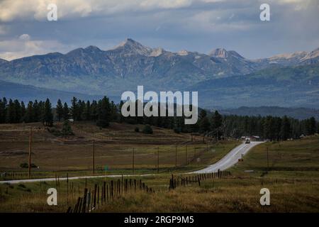 Un camper guida lungo un'autostrada nelle San Juan Mountains del Colorado. Foto Stock