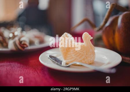 Il burro a forma di tacchino, poggia su un piatto. Foto Stock