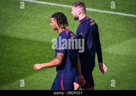 Cher NDOUR di PSG e Milan SKRINIAR di PSG durante l'allenamento del team Paris Saint-Germain l'11 agosto 2023 al Campus PSG di Poissy, in Francia Foto Stock