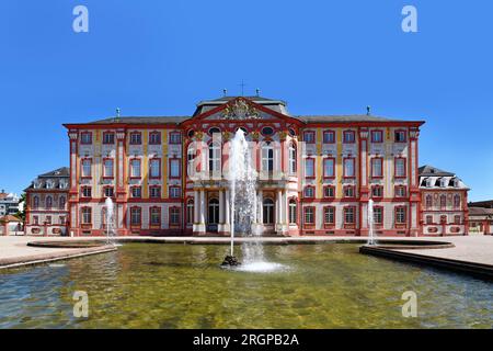 Bruchsal, Germania - agosto 2023: Castello barocco chiamato Palazzo Bruchsal con fontana nelle giornate di sole Foto Stock