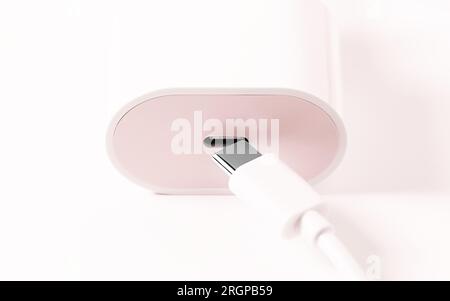 Cavo di ricarica per smartphone. Carica della batteria Foto Stock