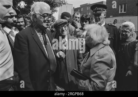 Margaret Thatcher visita la dimostrazione della Toynbee Hall Foto Stock