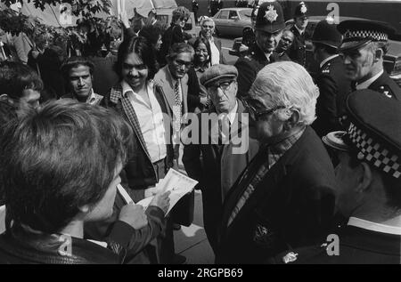 Margaret Thatcher visita la dimostrazione della Toynbee Hall Foto Stock