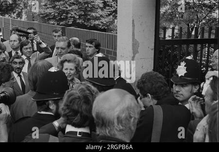 Margaret Thatcher visita la dimostrazione della Toynbee Hall Foto Stock