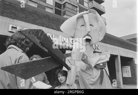 Margaret Thatcher visita la dimostrazione della Toynbee Hall Foto Stock