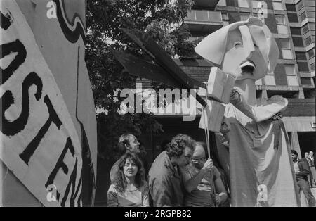 Margaret Thatcher visita la dimostrazione della Toynbee Hall Foto Stock