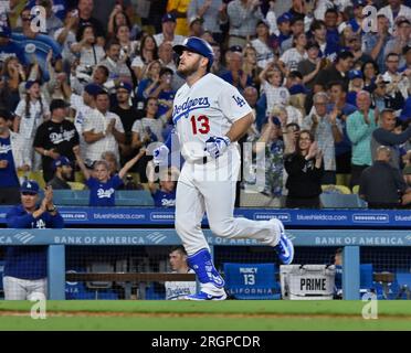 Los Angeles, Stati Uniti. 10 agosto 2023. Los Angeles Dodgers Max Muncy fa jogging in casa dopo aver colpito un fuoricampo solitario al largo dei Colorado Rockies, il lanciatore titolare Ty Blach durante il settimo inning al Dodgers Stadium di Los Angeles giovedì 10 agosto 2023. Foto di Jim Ruymen/UPI credito: UPI/Alamy Live News Foto Stock