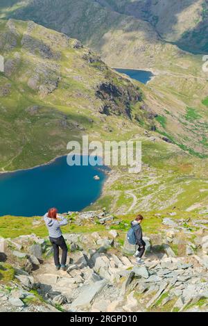 Escursionisti che scendono dal vecchio di Coniston, Lake District Foto Stock
