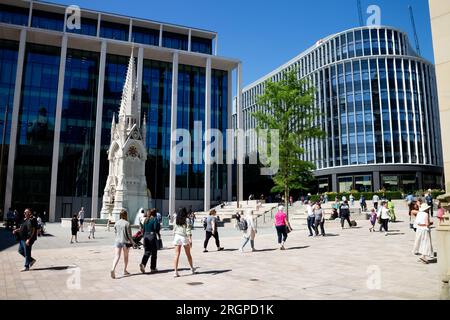 Chamberlain Square in una soleggiata giornata estiva, Birmingham, West Midlands, Inghilterra, Regno Unito Foto Stock