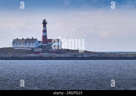 La ghisa costruì il faro di Landegode, costruito nel 1902, situato sulla piccola isola di Eggløysa, 18 km a nord di Bodø, Norvegia. 4 maggio 2023. Foto Stock