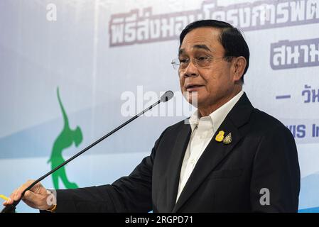 Samut Prakarn, Thailandia. 11 agosto 2023. Prayut Chan-o-Cha, primo ministro thailandese custode, parla ai media durante la cerimonia di apertura della pista di pattinaggio su ghiaccio a energia verde presso il centro commerciale di Samut Prakarn. Per quasi tre mesi Prayut Chan-o-Cha è stato nominato primo ministro della Thailandia dopo la fine delle elezioni generali in Thailandia del 14 maggio, perché i partiti politici non sono stati in grado di formare un nuovo governo con successo. Credito: SOPA Images Limited/Alamy Live News Foto Stock