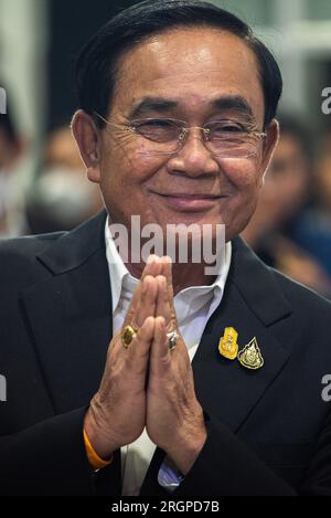 Samut Prakarn, Thailandia. 11 agosto 2023. Il primo ministro thailandese, Prayut Chan-o-Cha, visto durante la cerimonia di apertura della pista di pattinaggio su ghiaccio a energia verde presso il centro commerciale di Samut Prakarn. Per quasi tre mesi Prayut Chan-o-Cha è stato nominato primo ministro della Thailandia dopo la fine delle elezioni generali in Thailandia del 14 maggio, perché i partiti politici non sono stati in grado di formare un nuovo governo con successo. Credito: SOPA Images Limited/Alamy Live News Foto Stock