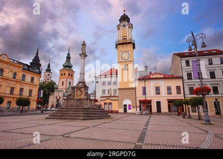 Banska Bystrica, Repubblica slovacca. Immagine del paesaggio urbano del centro di Banska Bystrica, Slovacchia, con la piazza nazionale slovacca della rivolta al tramonto estivo. Foto Stock