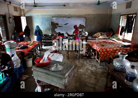 Bandarban, Bandarban Sadar, Bangladesh. 10 agosto 2023. 11 agosto 2023. Chittagong, Bangladesh : a causa delle inondazioni che si ritirano dalle strade in diverse aree di Bandarban, il quadro sta emergendo nell'ordine dei danni. Molte persone sono protette a scuola a causa del crollo della casa. A causa delle forti piogge per sei giorni consecutivi, l'acqua dei fiumi Sangu e Matamuhuri ha attraversato il limite, causando inondazioni in quasi tutte le upazilas di Bandarban. Secondo le fonti della sala di controllo delle inondazioni dell'amministrazione distrettuale, otto persone sono morte Foto Stock