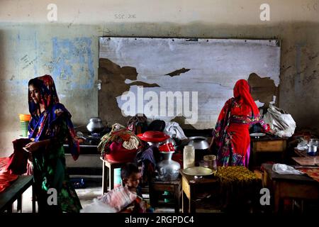 Bandarban, Bandarban Sadar, Bangladesh. 10 agosto 2023. 11 agosto 2023. Chittagong, Bangladesh : a causa delle inondazioni che si ritirano dalle strade in diverse aree di Bandarban, il quadro sta emergendo nell'ordine dei danni. Molte persone sono protette a scuola a causa del crollo della casa. A causa delle forti piogge per sei giorni consecutivi, l'acqua dei fiumi Sangu e Matamuhuri ha attraversato il limite, causando inondazioni in quasi tutte le upazilas di Bandarban. Secondo le fonti della sala di controllo delle inondazioni dell'amministrazione distrettuale, otto persone hanno di Foto Stock