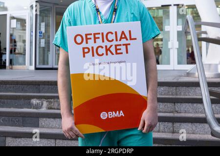 Londra, Regno Unito. 11 agosto 2023. Giovani medici membri della British Medical Association sulla linea picket fuori University College London Hospital. Foto Stock