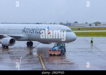 26 aprile 2023 Charlotte Airport NC USA l'aereo della American Airlines è stato rimandato sulla pista mentre si preparava al volo Foto Stock