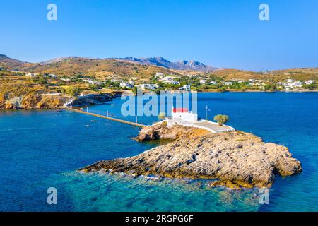 Piccola chiesa di Agios Isidoro nel mare sopra le rocce, isola di Leros, Grecia. Foto Stock