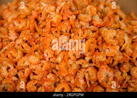 Gamberi secchi in una bancarella di cibo per le strade di Bangkok, Thailandia. Foto Stock